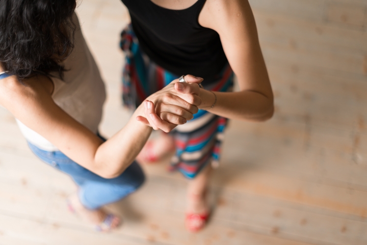 Blick auf die Hände in der Tanzumarmung